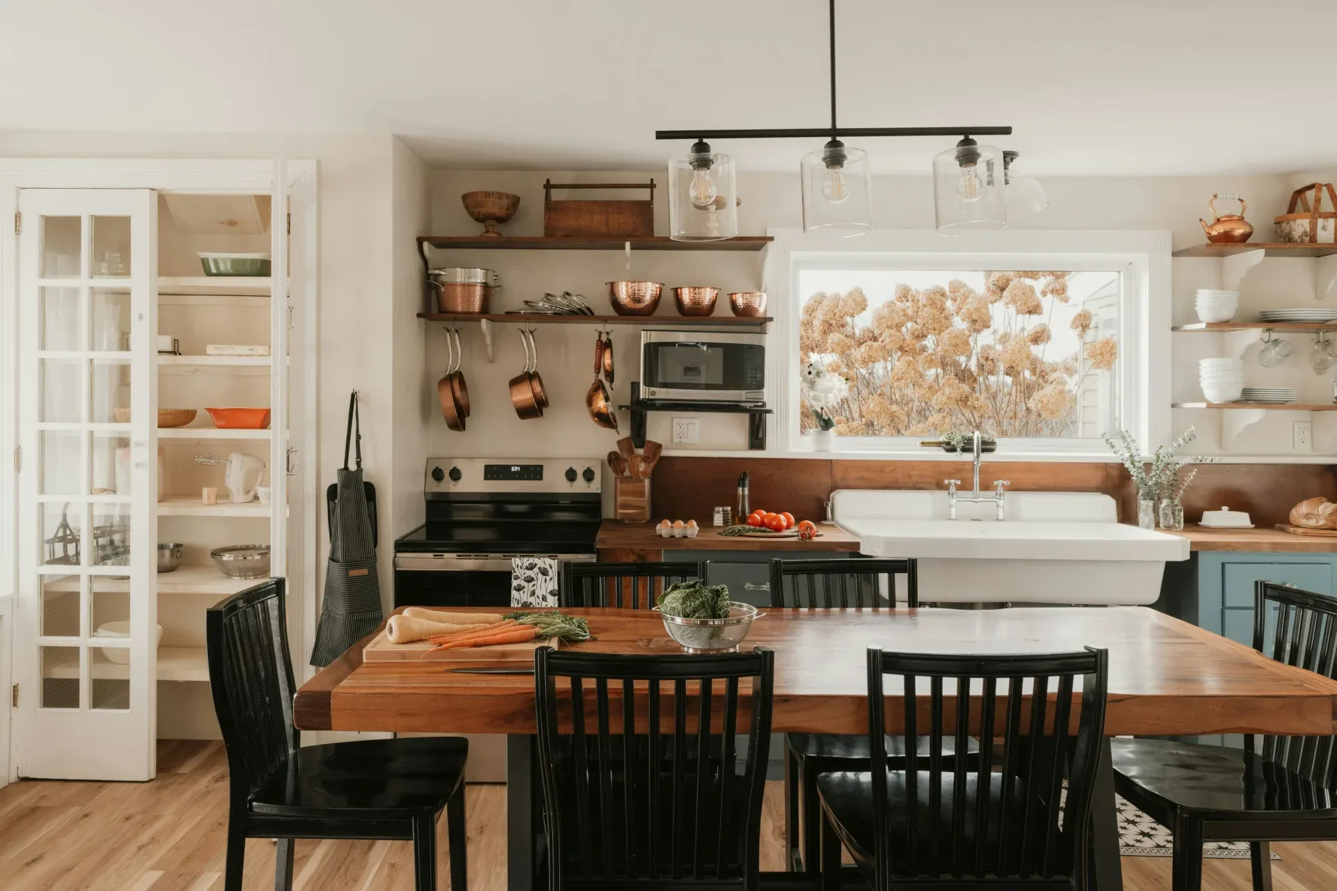 20 Cozy Kitchen Ideas That Make Cooking Feel Like the Best Part of Your Day A cozy kitchen with a dining table and chairs.