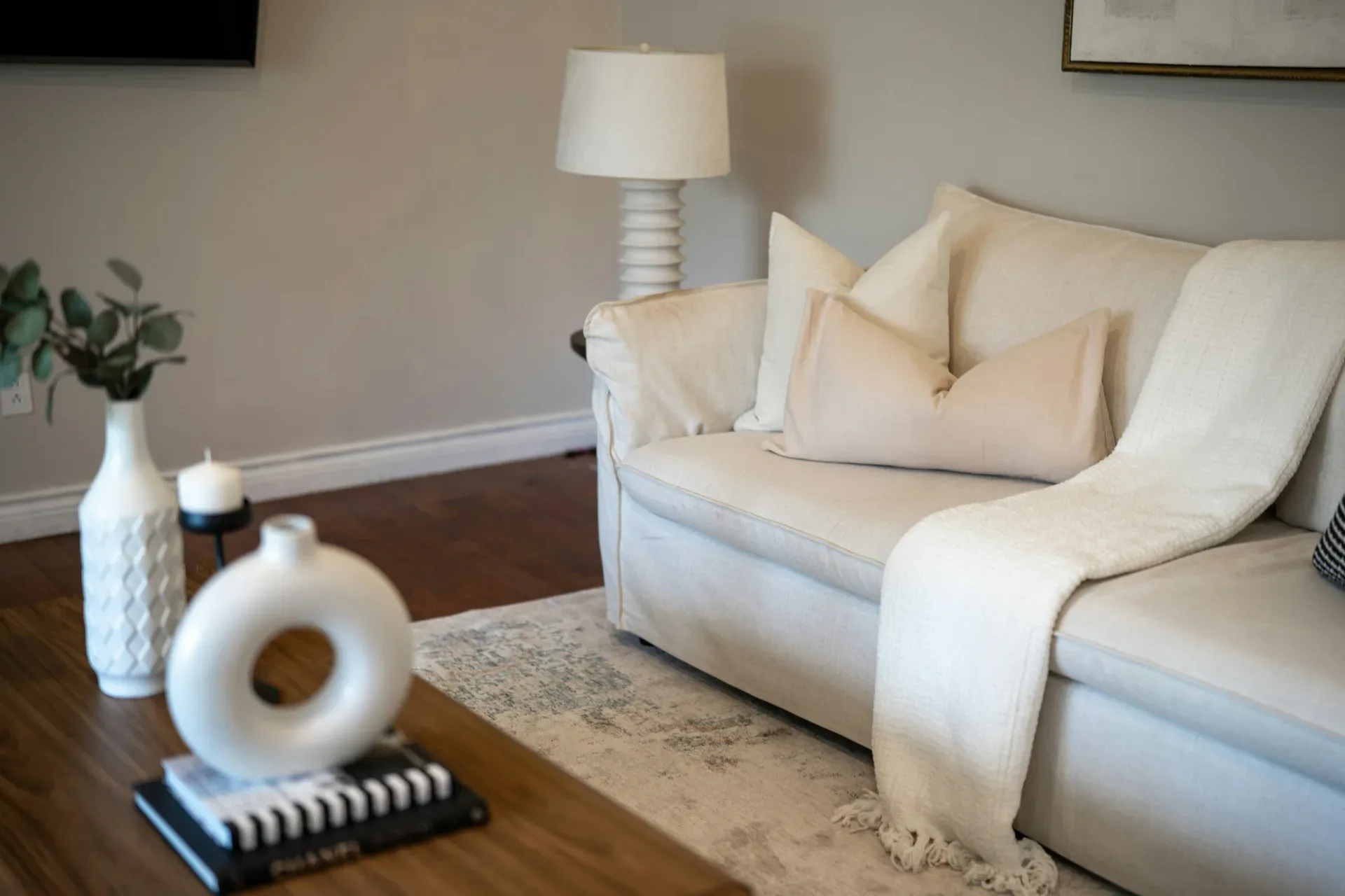 15 High-End Living Room Ideas for Small Spaces A cozy living room with a white sofa and decor.